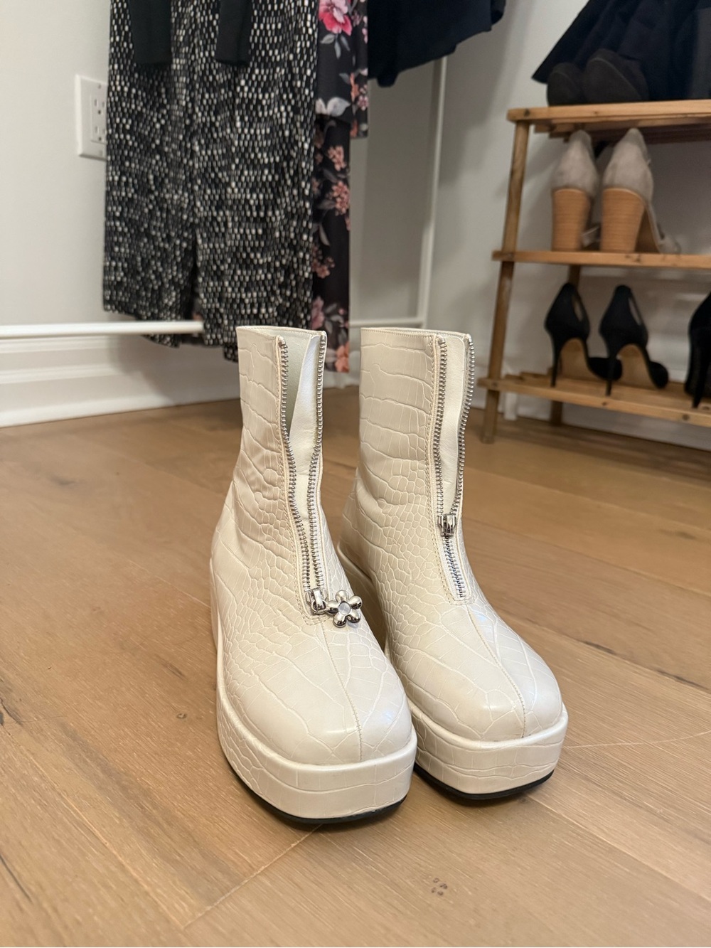 Lisa Says Gah White Croc Boots with Box - Picture 5 of 8